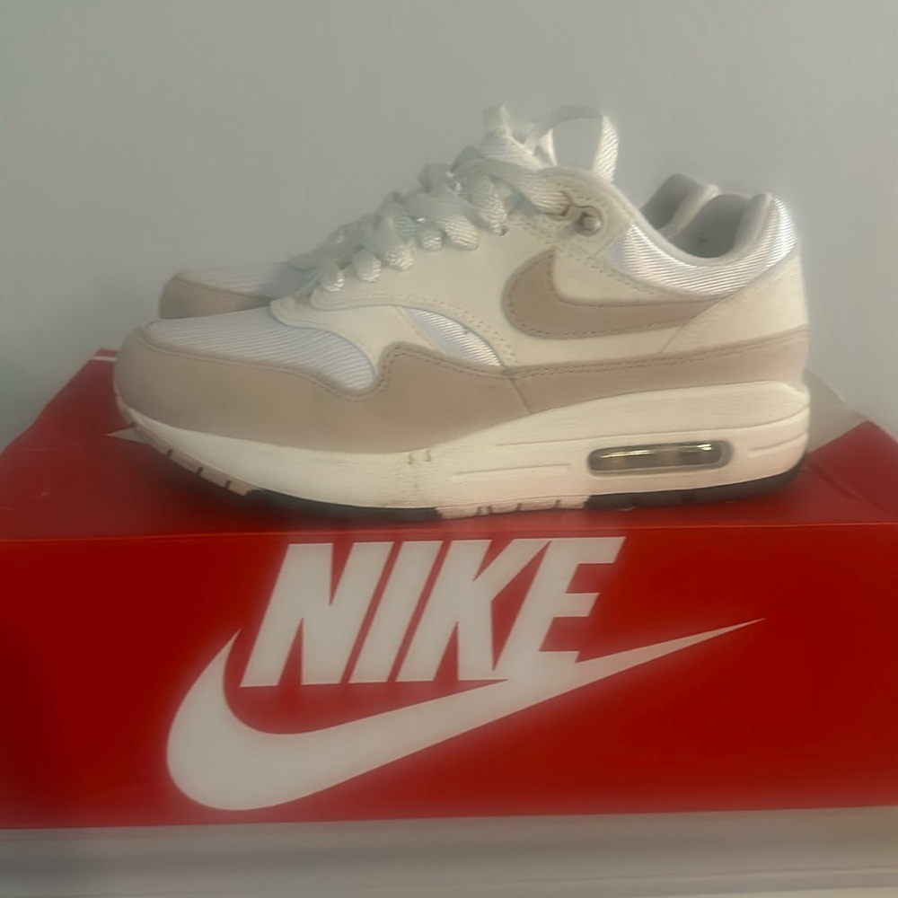 Nike Women's Sneakers in White and Tan